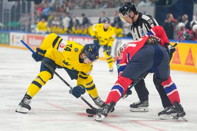 FRIBOURG, SWITZERLAND - MAY 23: Rasmus Asplund of Sweden facing Havard OSTREM Salsten of Norway at face-off during the 2026 IIHF Ice hockey, Eishockey World Championship, WM, Weltmeisterschaft Switzerland game between Norway and Sweden at BCF Arena on May 23, 2026 in Fribourg, Fribourg. Fribourg BCF Arena Fribourg Switzerland *** FRIBOURG, SWITZERLAND MAY 23 Rasmus Asplund of Sweden facing Havard OSTREM Salsten of Norway at face off during the 2026 IIHF Ice Hockey World Championship Switzerland game between Norway and Sweden at BCF Arena on May 23, 2026 in Fribourg, Fribourg Fribourg BCF Arena Fribourg Switzerland Copyright: xJustPictures.ch JarixPestelaccix jp-en-EuSpIm-JP6_JAR_Norway_Sweden_23May2026_00026