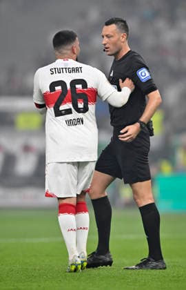 Referee Referee Sven Jablonski in conversation Discussion with Deniz Undav VfB Stuttgart 26 Gesture Gesture 83 DFB Pokalfinale FC Bayern Muenchen FCB vs VFB Stuttgart Olympiastadion Berlin 23 05 2026 DFL REGULATIONS PROHIBIT ANY USE OF PHOTOGRAPHS AS IMAGE SEQUENCES AND OR QUASI VIDEO 83 DFB Pokalfinale FC Bayern Muenchen FCB vs VFB Stuttgart