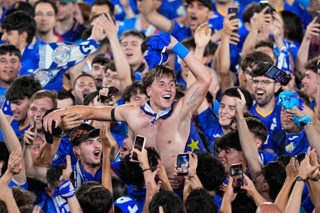 May 23, 2026, Getafe, Madrid, Spain: Davinchi of Getafe CF celebrates the victory with the supporters after qualifying for the Uefa Conference League 26 27 during the Spanish League, LaLiga EA Sports, football match played between Getafe CF and CA Osasuna at Coliseum de Getafe stadium on May 23, 2026, in Getafe, Spain. Getafe Spain - ZUMAa181 20260523_zaa_a181_310 Copyright: xDennisxAgyemanx