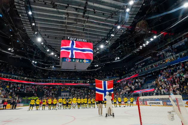 FRIBOURG, SWITZERLAND MAY 23 The teams line up along the blue lines during the Norwegian national anthem following the 2026 IIHF Ice Hockey World Championship Switzerland game between Norway and Sweden at BCF Arena on May 23, 2026 in Fribourg, Fribourg Fribourg BCF Arena Fribourg Switzerland Copyright: xJustPictures.ch JarixPestelaccix jp-en-EuSpIm-JP6_JAR_Norway_Sweden_23May2026_00112