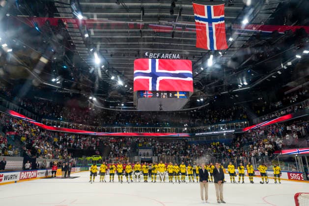 FRIBOURG, SWITZERLAND MAY 23 The teams line up along the blue lines during the Norwegian national anthem following the 2026 IIHF Ice Hockey World Championship Switzerland game between Norway and Sweden at BCF Arena on May 23, 2026 in Fribourg, Fribourg Fribourg BCF Arena Fribourg Switzerland Copyright: xJustPictures.ch JarixPestelaccix jp-en-EuSpIm-JP6_JAR_Norway_Sweden_23May2026_00115