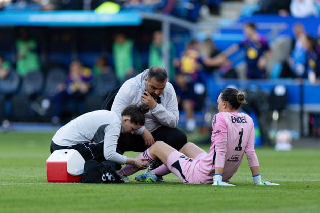 OSLO, NORWAY - MAY 23: Goalkeeper Christiane Endler of OL Lyonnes receives medical treatment during the UEFA Womens Champions League final match between Barcelona and OL Lyonnes at Ullevaal Stadium on May 23, 2026 in Oslo, Norway. (Photo by Ane Frosaker Sports Press Photo)  Copyright: xAnexFrosakerx xSPPx Sportspressphoto_153095
