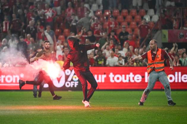 Standard de Liege v Sporting Charleroi - Jupiler Pro League Europe Play-Off LIEGE, BELGIUM - MAY 23 : Supporters and fans light on fireworks, bengal fire and pyrotechnic articles and throw projectiles onto the pitch during the Jupiler Pro League Europe Play-Off match between Standard de Liege and Sporting Charleroi on May 23, 2026 in Liege, Belgium, 23 05 2026 Liege Belgium  Copyright: xVincentxKalutx