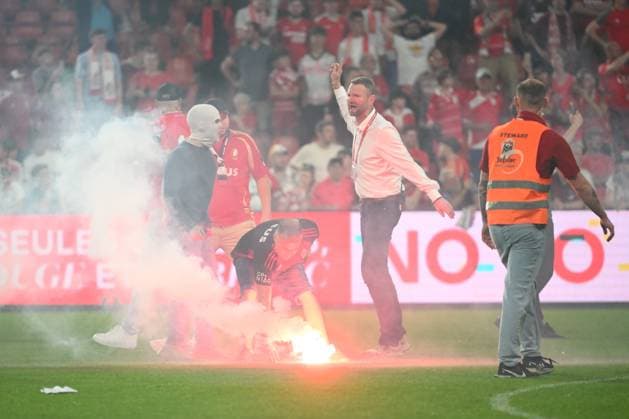Standard de Liege v Sporting Charleroi - Jupiler Pro League Europe Play-Off LIEGE, BELGIUM - MAY 23 : Supporters and fans light on fireworks, bengal fire and pyrotechnic articles and throw projectiles onto the pitch during the Jupiler Pro League Europe Play-Off match between Standard de Liege and Sporting Charleroi on May 23, 2026 in Liege, Belgium, 23 05 2026 Liege Belgium  Copyright: xVincentxKalutx