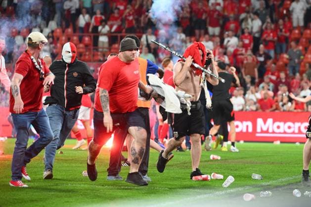 Standard de Liege v Sporting Charleroi - Jupiler Pro League Europe Play-Off LIEGE, BELGIUM - MAY 23 : Supporters and fans light on fireworks, bengal fire and pyrotechnic articles and throw projectiles onto the pitch during the Jupiler Pro League Europe Play-Off match between Standard de Liege and Sporting Charleroi on May 23, 2026 in Liege, Belgium, 23 05 2026 Liege Belgium  Copyright: xVincentxKalutx