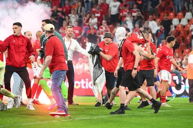 Standard de Liege v Sporting Charleroi - Jupiler Pro League Europe Play-Off LIEGE, BELGIUM - MAY 23 : Supporters and fans light on fireworks, bengal fire and pyrotechnic articles and throw projectiles onto the pitch during the Jupiler Pro League Europe Play-Off match between Standard de Liege and Sporting Charleroi on May 23, 2026 in Liege, Belgium, 23 05 2026 Liege Belgium  Copyright: xVincentxKalutx