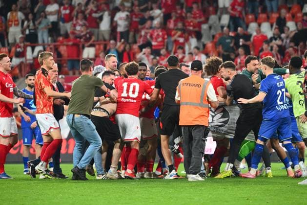 Standard de Liege v Sporting Charleroi - Jupiler Pro League Europe Play-Off LIEGE, BELGIUM - MAY 23 : Supporters and fans light on fireworks, bengal fire and pyrotechnic articles and throw projectiles onto the pitch during the Jupiler Pro League Europe Play-Off match between Standard de Liege and Sporting Charleroi on May 23, 2026 in Liege, Belgium, 23 05 2026 Liege Belgium  Copyright: xVincentxKalutx