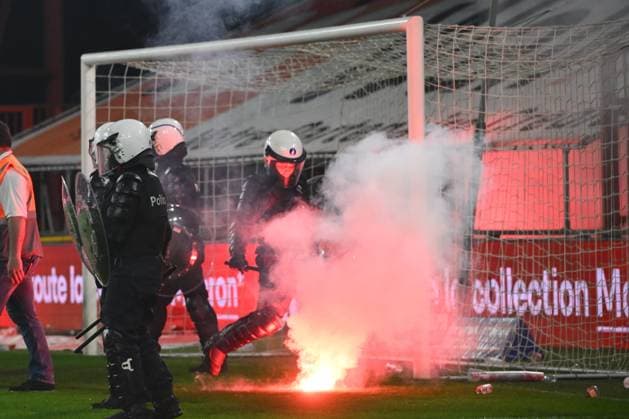 Standard de Liege v Sporting Charleroi - Jupiler Pro League Europe Play-Off LIEGE, BELGIUM - MAY 23 : Supporters and fans light on fireworks, bengal fire and pyrotechnic articles and throw projectiles onto the pitch during the Jupiler Pro League Europe Play-Off match between Standard de Liege and Sporting Charleroi on May 23, 2026 in Liege, Belgium, 23 05 2026 Liege Belgium  Copyright: xVincentxKalutx