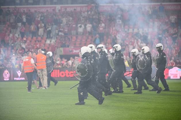 Standard de Liege v Sporting Charleroi - Jupiler Pro League Europe Play-Off LIEGE, BELGIUM - MAY 23 : Supporters and fans light on fireworks, bengal fire and pyrotechnic articles and throw projectiles onto the pitch during the Jupiler Pro League Europe Play-Off match between Standard de Liege and Sporting Charleroi on May 23, 2026 in Liege, Belgium, 23 05 2026 Liege Belgium  Copyright: xVincentxKalutx