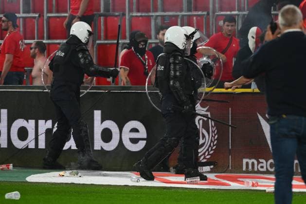 Standard de Liege v Sporting Charleroi - Jupiler Pro League Europe Play-Off LIEGE, BELGIUM - MAY 23 : Supporters and fans light on fireworks, bengal fire and pyrotechnic articles and throw projectiles onto the pitch during the Jupiler Pro League Europe Play-Off match between Standard de Liege and Sporting Charleroi on May 23, 2026 in Liege, Belgium, 23 05 2026 Liege Belgium  Copyright: xVincentxKalutx