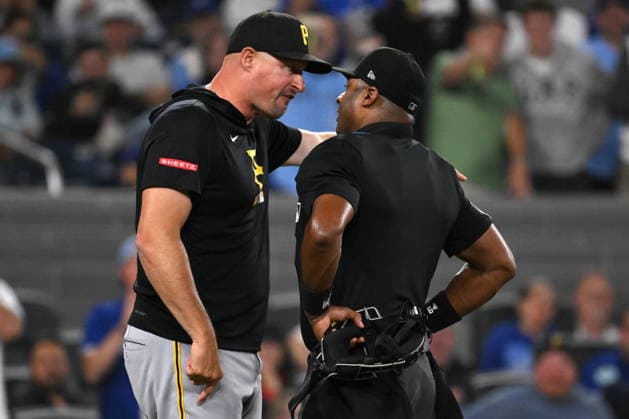 May 23, 2026, Toronto, On, Canada: Pittsburgh Pirates manager Don Kelly, left, argues with home plate umpire Alan Porter after being ejected from the game against the Toronto Blue Jays during sixth inning MLB, Baseball Herren, USA baseball action in Toronto on Saturday, May 23, 2026. Don Kelly, Alan Porter - ZUMAc35_ 20260523_zaf_c35_144 Copyright: xJonxBlackerx