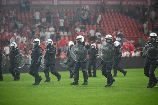 Standard de Liege v Sporting Charleroi - Jupiler Pro League Europe Play-Off LIEGE, BELGIUM - MAY 23 : Supporters and fans light on fireworks, bengal fire and pyrotechnic articles and throw projectiles onto the pitch during the Jupiler Pro League Europe Play-Off match between Standard de Liege and Sporting Charleroi on May 23, 2026 in Liege, Belgium, 23 05 2026 Liege Belgium  Copyright: xVincentxKalutx