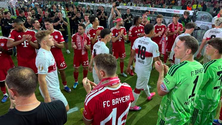 23 05 2026, Football DFB Pokal 2025 2026, Final, FC Bayern Munich VfB Stuttgart, in the Olympiastadion Berlin After the match, award ceremony the losers Stuttgart walk through the trellis of the winners FC Bayern, re goalkeeper Manuel Neuer FC Bayern Munich applauds Jamie Leweling Stuttgart and the Stuttgart players