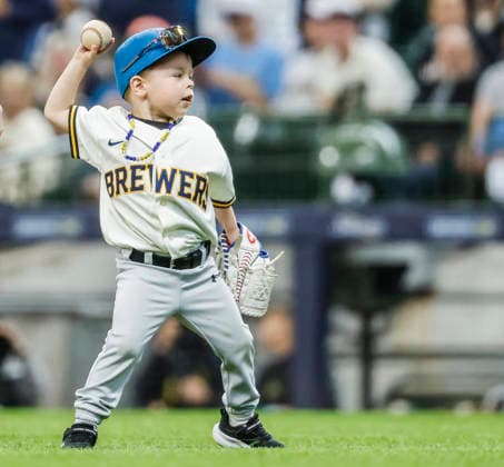 A youngster throws out a ceremonial first pitch before the start of the MLB, Baseball Herren, USA game between the Los Angeles Dodgers and the Milwaukee Brewers at American Family Field in Milwaukee, Wisconsin on Saturday, May 23, 2026.  MIL20260523802 TANNENxMAURY