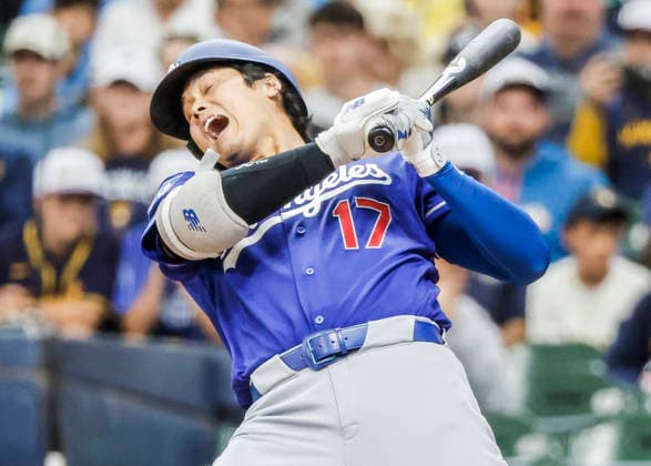 Los Angeles Dodgers designated hitter Shohei Ohtani ducks away from an inside pitche in the first inning of the MLB, Baseball Herren, USA game between the Los Angeles Dodgers and the Milwaukee Brewers at American Family Field in Milwaukee, Wisconsin on Saturday, May 23, 2026.  MIL20260523803 TANNENxMAURY