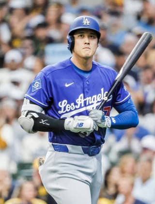 Los Angeles Dodgers designated hitter Shohei Ohtani walks to the dugout after being called out on strikes in the first inning of the MLB, Baseball Herren, USA game between the Los Angeles Dodgers and the Milwaukee Brewers at American Family Field in Milwaukee, Wisconsin on Saturday, May 23, 2026.  MIL20260523804 TANNENxMAURY