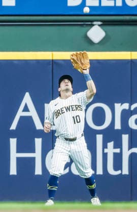 Milwaukee Brewers right fielder Sal Frelick catches a fly ball hit by Los Angeles Dodgers shortstop Mookie Betts in the first inning of the MLB, Baseball Herren, USA game between the Los Angeles Dodgers and the Milwaukee Brewers at American Family Field in Milwaukee, Wisconsin on Saturday, May 23, 2026.  MIL20260523806 TANNENxMAURY