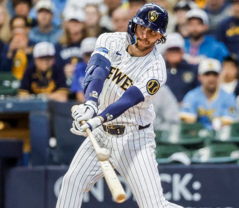 Milwaukee Brewers second baseman Brice Turang hits an RBI double in the first inning of the MLB, Baseball Herren, USA game between the Los Angeles Dodgers and the Milwaukee Brewers at American Family Field in Milwaukee, Wisconsin on Saturday, May 23, 2026.  MIL20260523809 TANNENxMAURY