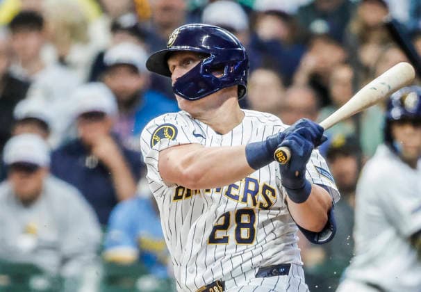 Milwaukee Brewers first baseman Andrew Vaughn hits an RBI single in the first inning of the MLB, Baseball Herren, USA game between the Los Angeles Dodgers and the Milwaukee Brewers at American Family Field in Milwaukee, Wisconsin on Saturday, May 23, 2026.  MIL20260523810 TANNENxMAURY