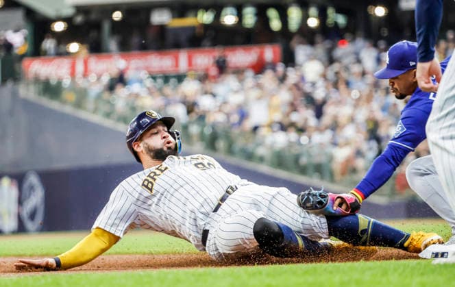 Los Angeles Dodgers third baseman Santiago Espinal tags out Milwaukee Brewers catcher Gary Sanchez in the first inning of the MLB, Baseball Herren, USA game between the Los Angeles Dodgers and the Milwaukee Brewers at American Family Field in Milwaukee, Wisconsin on Saturday, May 23, 2026.  MIL20260523812 TANNENxMAURY