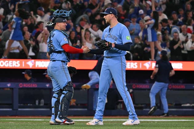 May 23, 2026, Toronto, On, Canada: Toronto Blue Jays pitcher Jeff Hoffman, right, and catcher Tyler Heineman celebrate their team s win over the Pittsburgh Pirates in MLB, Baseball Herren, USA baseball action in Toronto on Saturday, May 23, 2026. Jeff Hoffman, Tyler Heineman - ZUMAc35_ 20260523_zaf_c35_149 Copyright: xJonxBlackerx