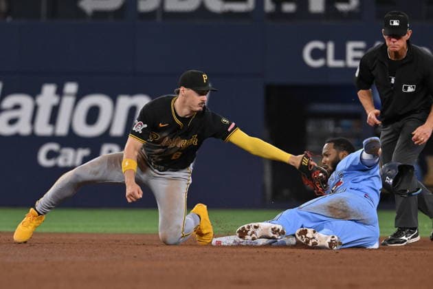 May 23, 2026, Toronto, On, Canada: Toronto Blue Jays Vladimir Guerrero Jr, right, is tagged out at second base by Pittsburgh Pirates Konnor Griffin (6) on an attempted steal during seventh inning MLB, Baseball Herren, USA baseball action in Toronto on Saturday, May 23, 2026. Vladimir Guerrero Jr, Konnor Griffin  - ZUMAc35_ 20260523_zaf_c35_148 Copyright: xJonxBlackerx