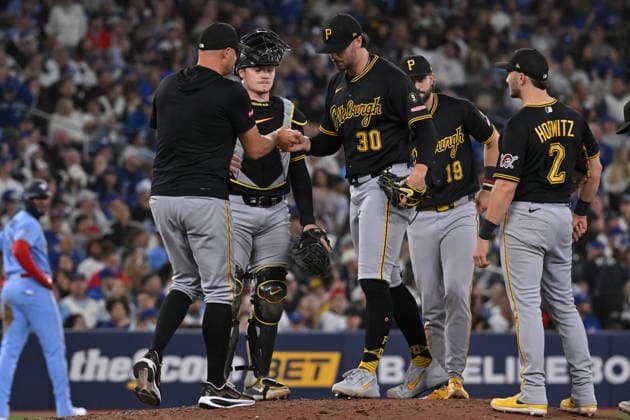 May 23, 2026, Toronto, On, Canada: Pittsburgh Pirates pitcher Paul Skenes (30) is taken out of the game by Pirates manager Don Kelly, left, during sixth inning MLB, Baseball Herren, USA baseball action against the Toronto Blue Jays in Toronto on Saturday, May 23, 2026. Paul Skenes, Don Kelly - ZUMAc35_ 20260523_zaf_c35_143 Copyright: xJonxBlackerx