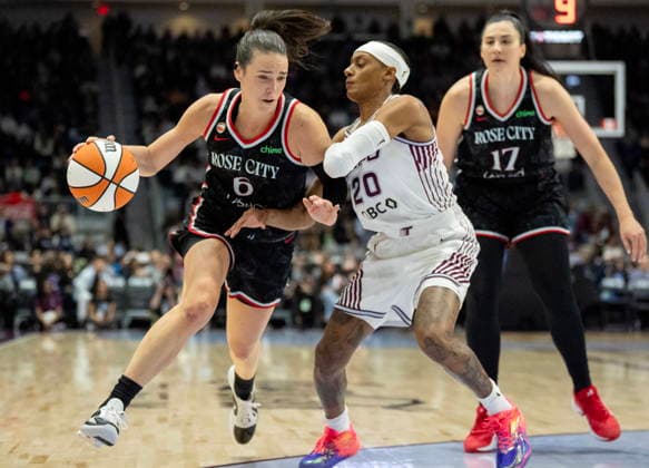 May 23, 2026, Toronto, On, CANADA: Portland Fire guard Bridget Carleton (6) drives against Toronto Tempo guard Brittney Sykes (20) during first half WNBA, Basketball Damen, USA basketball action in Toronto, on Saturday May 23, 2026. Canada News - May 23, 2026  - ZUMAc35_ 20260523_zaf_c35_165 Copyright: xFrankxGunnx