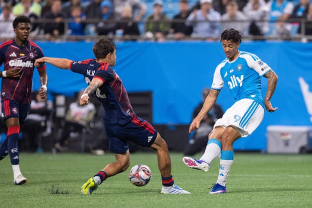 MLS, Fussball Herren, USA 2026: New England At Charlotte FC May 23 May 23, 2026: New England Revolution midfielder Ethan Kohler (22) blocks the pass from Charlotte FC forward Idan Toklomati (9) during the first half of the Major League Soccer match up at Bank of America Stadium in Charlotte, NC. (Scott Kinser CSM) (Credit Image: Â Scott Kinser Cal Media) Charlotte Nc United States EDITORIAL USE ONLY Copyright: xx ZUMA-20260523_zma_c04_062.jpg ScottxKinserx csmphotothree491474