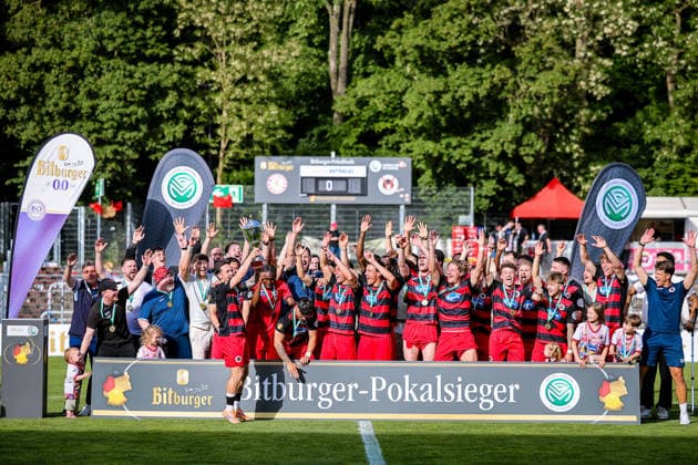 23 05 2026, xsefx, Fußball, Finale Bitburger Pokal, FC Viktoria Köln S C Fortuna Koeln, Sportpark Höhenberg, Saison 2025 2026 Viktoria Köln celebrates the ninth success in the Bitburger Pokal Record player Simon Handle Nr 7 with the cup in his hand DFB regulations prohibit any use of photographs as image sequences and or quasi video Photo xSabinexEffgenxPressefotoKochx Nordrhein Westfalen Germany