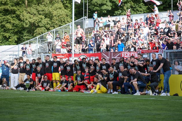 23 05 2026, xsefx, Football, Final Bitburger Pokal, FC Viktoria Köln S C Fortuna Koeln, Sportpark Höhenberg, Saison 2025 2026 The team of Viktoria Köln and the staff celebrate the cup victory in front of the fan block DFB regulations prohibit any use of photographs as image sequences and or quasi video Photo xSabinexEffgenxPressefotoKochx Nordrhein Westfalen Germany
