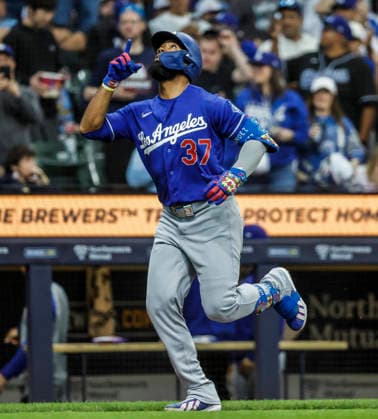 Los Angeles Dodgers left fielder Teoscar Hernandez reacts after hitting a three .RBI home run in the fourth inning of the MLB, Baseball Herren, USA game between the Los Angeles Dodgers and the Milwaukee Brewers at American Family Field in Milwaukee, Wisconsin on Saturday, May 23, 2026.  MIL20260523820 TANNENxMAURY
