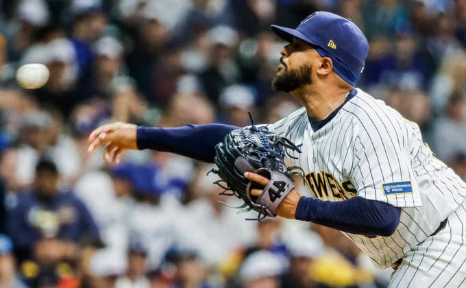 Milwaukee Brewers relief pitcher Grant Anderson throws in the fifth inning of the MLB, Baseball Herren, USA game between the Los Angeles Dodgers and the Milwaukee Brewers at American Family Field in Milwaukee, Wisconsin on Saturday, May 23, 2026.  MIL20260523824 TANNENxMAURY