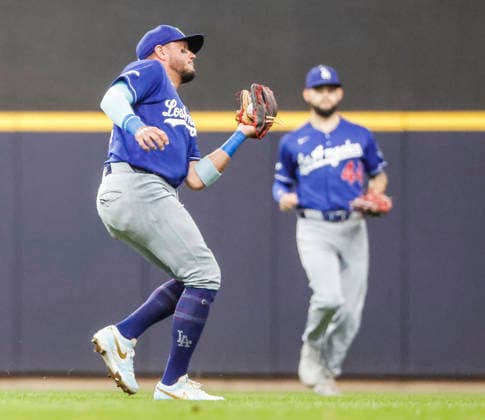 Los Angeles Dodgers shortstop Miguel Rojas catches a fly ball hit by Milwaukee Brewers catcher Gary Sanchez in the second inning of the MLB, Baseball Herren, USA game between the Los Angeles Dodgers and the Milwaukee Brewers at American Family Field in Milwaukee, Wisconsin on Saturday, May 23, 2026.  MIL20260523817 TANNENxMAURY