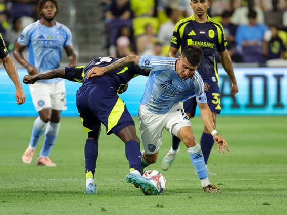 May 23, 2026: New York City FC midfielder Nicolas Fernandez (7) fights for the ball against Nashville SC defender Maxwell Woledzi (3) during a MLS, Fussball Herren, USA match between New York City FC and Nashville SC at Geodis Park in Nashville, TN. CSM MLS 2026: New York City FC Vs Nashville SC MAY 23  - ZUMAc04_ 20260523_zma_c04_078 Copyright: xStephenxFurstx
