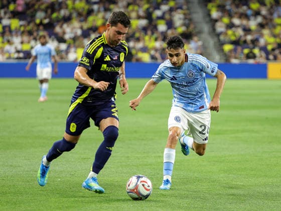 May 23, 2026: Nashville SC defender Dan Lovitz (2) controls the ball ahead of New York City FC forward Agustin Ojeda (26) during a MLS, Fussball Herren, USA match between New York City FC and Nashville SC at Geodis Park in Nashville, TN. CSM MLS 2026: New York City FC Vs Nashville SC MAY 23  - ZUMAc04_ 20260523_zma_c04_072 Copyright: xStephenxFurstx
