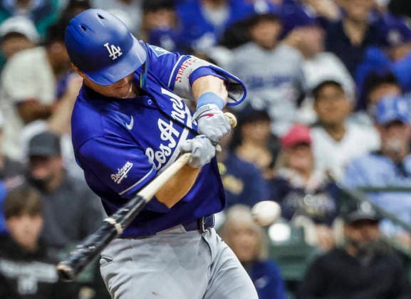 Los Angeles Dodgers catcher Will Smith hits an RBI single in the eighth inning of the MLB, Baseball Herren, USA game between the Los Angeles Dodgers and the Milwaukee Brewers at American Family Field in Milwaukee, Wisconsin on Saturday, May 23, 2026.  MIL20260523832 TANNENxMAURY