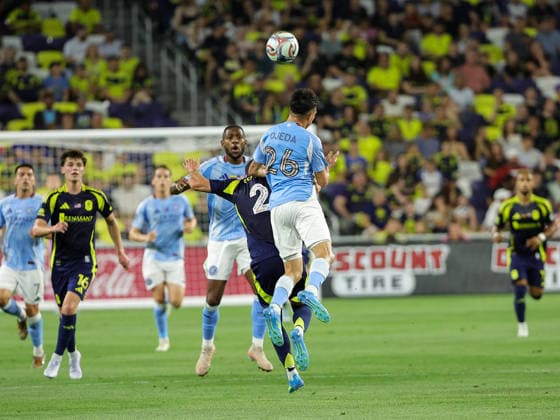 MLS, Fussball Herren, USA 2026: New York City FC Vs Nashville SC MAY 23 May 23, 2026: New York City FC forward Agustin Ojeda (26) heads the ball over Nashville SC midfielder Reed Baker-Whiting (27) during a MLS match between New York City FC and Nashville SC at Geodis Park in Nashville, TN. Stephen Furst CSM (Credit Image: Â Stephen Furst Cal Media) Nashville Tn United States of America EDITORIAL USE ONLY Copyright: xx ZUMA-20260523_zma_c04_070.jpg StephenxFurstx csmphotothree491486