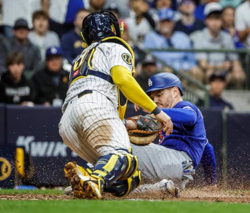 Los Angeles Dodgers first baseman Freddie Freeman (R) scores on Milwaukee Brewers catcher Gary Sanchez on an RBI single hit by Los Angeles Dodgers catcher Will Smith in the eighth inning of the MLB, Baseball Herren, USA game between the Los Angeles Dodgers and the Milwaukee Brewers at American Family Field in Milwaukee, Wisconsin on Saturday, May 23, 2026.  MIL20260523833 TANNENxMAURY