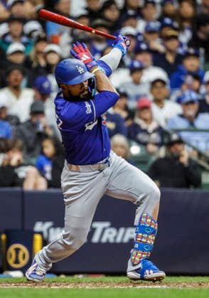 Los Angeles Dodgers left fielder Teoscar Hernandez hits an RBI single in the eighth inning of the MLB, Baseball Herren, USA game between the Los Angeles Dodgers and the Milwaukee Brewers at American Family Field in Milwaukee, Wisconsin on Saturday, May 23, 2026.  MIL20260523834 TANNENxMAURY