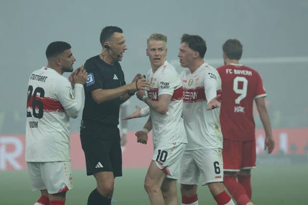 23 05 26 DFB Pokal Final 2026 FC Bayern München VfB Stuttgart Germany, Berlin, 23 05 2026, Football, Season 2025 2026, DFB Pokal Final 2026 Berlin, FC Bayern München VfB Stuttgart Referee Jablonski discusses with Deniz Undav, Chris Führich and Angelo Stiller, all VfB