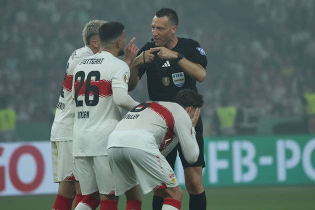 23 05 26 DFB Pokal Final 2026 FC Bayern Munich VfB Stuttgart Germany, Berlin, 23 05 2026, Football, Season 2025 2026, DFB Pokal Final 2026 Berlin, FC Bayern Munich VfB Stuttgart Referee Jablonski discusses with the VfB players, Deniz Undav and Angelo Stiller