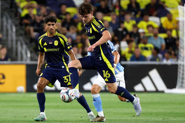 NASHVILLE, TN - MAY 23: Nashville SC midfielder Matthew Corcoran (16) receives a pass during a match between Nashville SC and New York City Football Club, May 23, 2026, at GEODIS Park in Nashville, Tennessee. (Photo by Matthew Maxey Icon Sportswire) SOCCER: MAY 23 MLS, Fussball Herren, USA Nashville SC vs New York City FC EDITORIAL USE ONLY Icon26052309