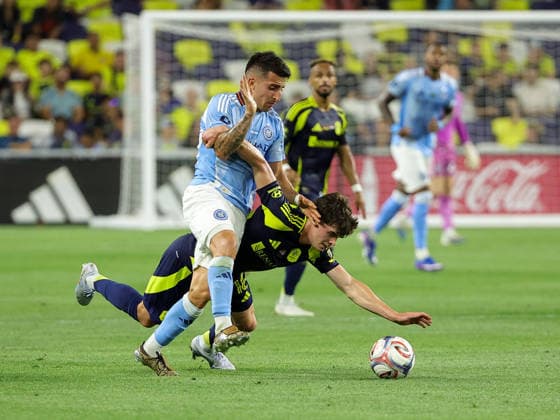 May 23, 2026: New York City FC midfielder Nicolas Fernandez (7) fould Nashville SC midfielder Reed Baker-Whiting (27) during a MLS, Fussball Herren, USA match between New York City FC and Nashville SC at Geodis Park in Nashville, TN. CSM Nashville United States of America - ZUMAc04_ 20260523_zma_c04_071 Copyright: xStephenxFurstx