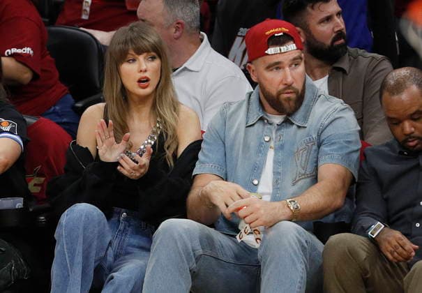 NBA, Basketball Herren, USA East Conference Finals Game 3 - New York Knicks at Cleveland Cavaliers Taylor Swift (L) and Travis Kelce (R) watch from the sideline during game 3 of the NBA East Conference Finals between the Cleveland Cavaliers and the New York Knicks in Cleveland, Ohio, USA, 23 May 2026. Cleveland United States  Copyright: xDAVIDxMAXWELLx