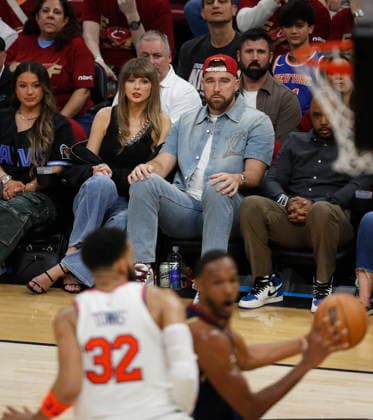 NBA, Basketball Herren, USA East Conference Finals Game 3 - New York Knicks at Cleveland Cavaliers Taylor Swift (L) and Travis Kelce (R) watch from the sideline during game 3 of the NBA East Conference Finals between the Cleveland Cavaliers and the New York Knicks in Cleveland, Ohio, USA, 23 May 2026. Cleveland United States  Copyright: xDAVIDxMAXWELLx