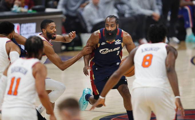 NBA, Basketball Herren, USA East Conference Finals Game 3 - New York Knicks at Cleveland Cavaliers Cleveland Cavaliers guard James Harden (2-R) works against the New York Knicks during game 3 of the NBA East Conference Finals between the Cleveland Cavaliers and the New York Knicks in Cleveland, Ohio, USA, 23 May 2026. Cleveland United States  Copyright: xDAVIDxMAXWELLx