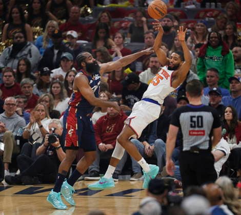NBA, Basketball Herren, USA East Conference Finals Game 3 - New York Knicks at Cleveland Cavaliers Cleveland Cavaliers guard James Harden (L) defends against New York Knicks guard forward Mikal Bridges (R) during game 3 of the NBA East Conference Finals between the Cleveland Cavaliers and the New York Knicks in Cleveland, Ohio, USA, 23 May 2026. Cleveland United States  Copyright: xDAVIDxMAXWELLx