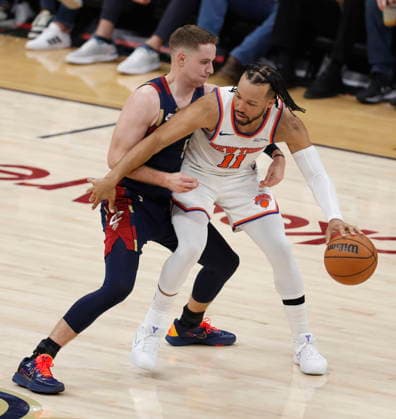 NBA, Basketball Herren, USA East Conference Finals Game 3 - New York Knicks at Cleveland Cavaliers Cleveland Cavaliers guard Sam Merrill (L) defends New York Knicks guard Jalen Brunson (R) during game 3 of the NBA East Conference Finals between the Cleveland Cavaliers and the New York Knicks in Cleveland, Ohio, USA, 23 May 2026. Cleveland United States  Copyright: xDAVIDxMAXWELLx