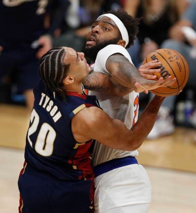 NBA, Basketball Herren, USA East Conference Finals Game 3 - New York Knicks at Cleveland Cavaliers Cleveland Cavaliers guard forward Jaylon Tyson (L) goes to the basket against New York Knicks center forward Mitchell Robinson (R) during game 3 of the NBA East Conference Finals between the Cleveland Cavaliers and the New York Knicks in Cleveland, Ohio, USA, 23 May 2026. Cleveland United States  Copyright: xDAVIDxMAXWELLx